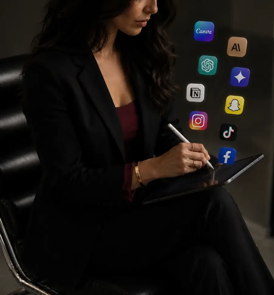 Dirigeante qui utilise des outils d'IA sur sa tablette