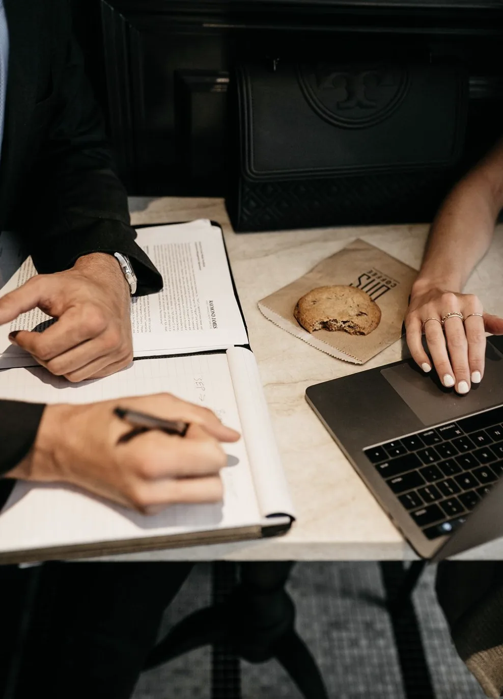 Réunion de travail : notes, ordinateur et café