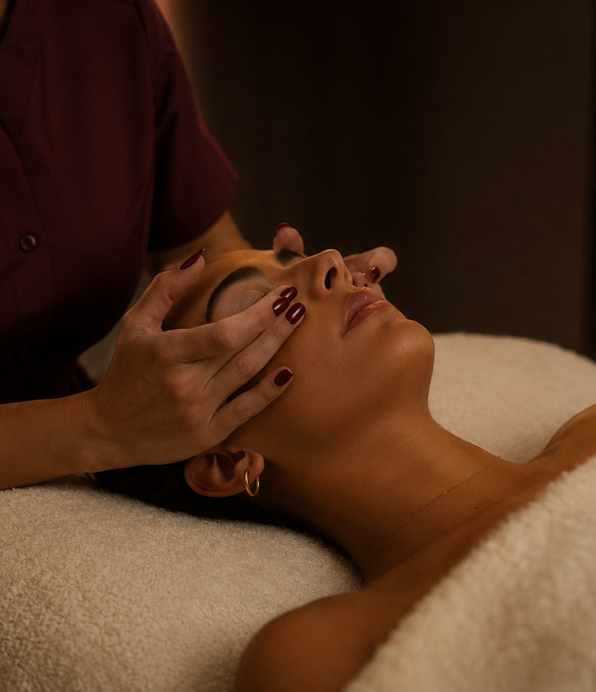 Praticienne réalisant un modelage du visage — formation praticien(ne) en techniques manuelles de bien-être